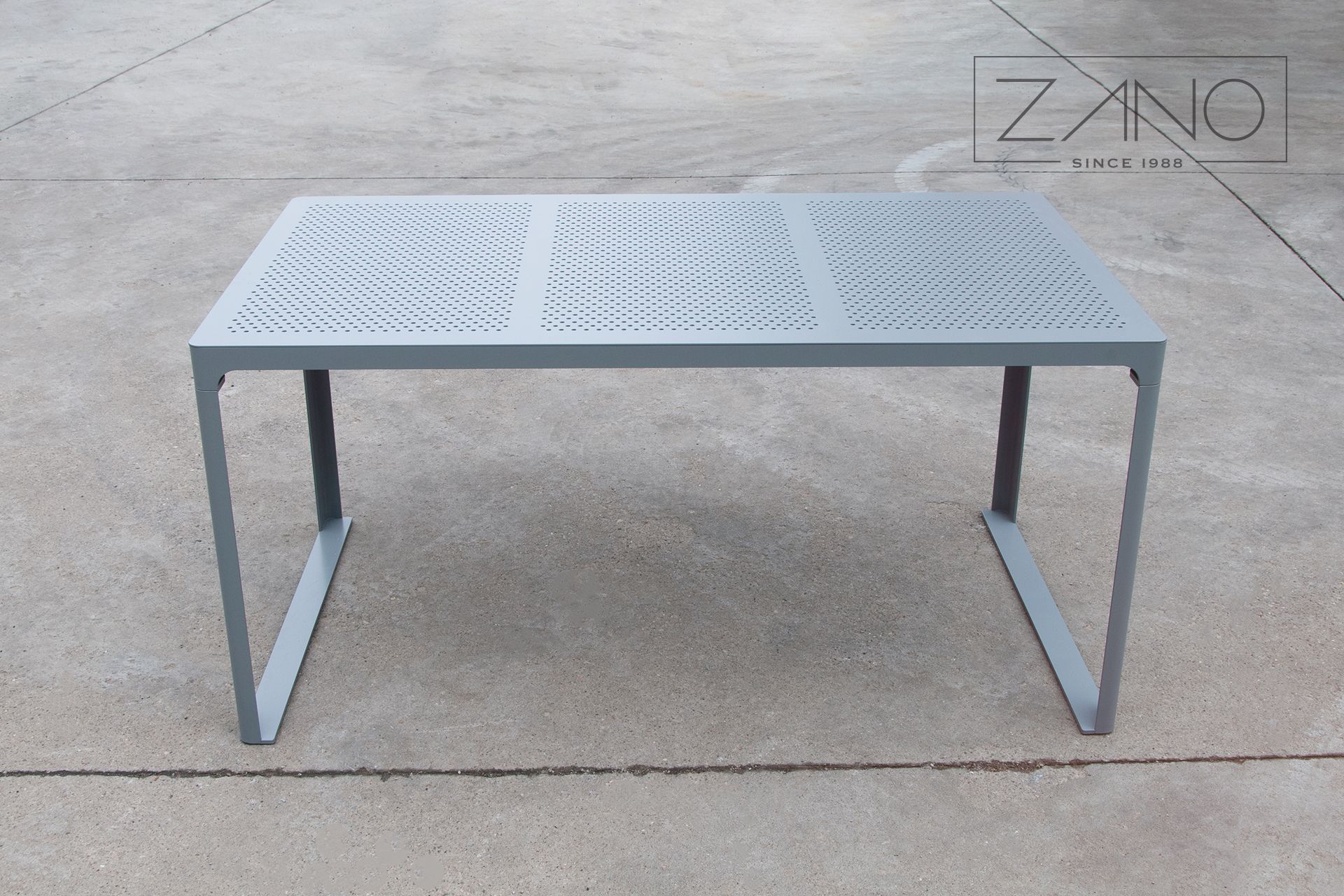Perforierter Stahltisch für den Außenbereich