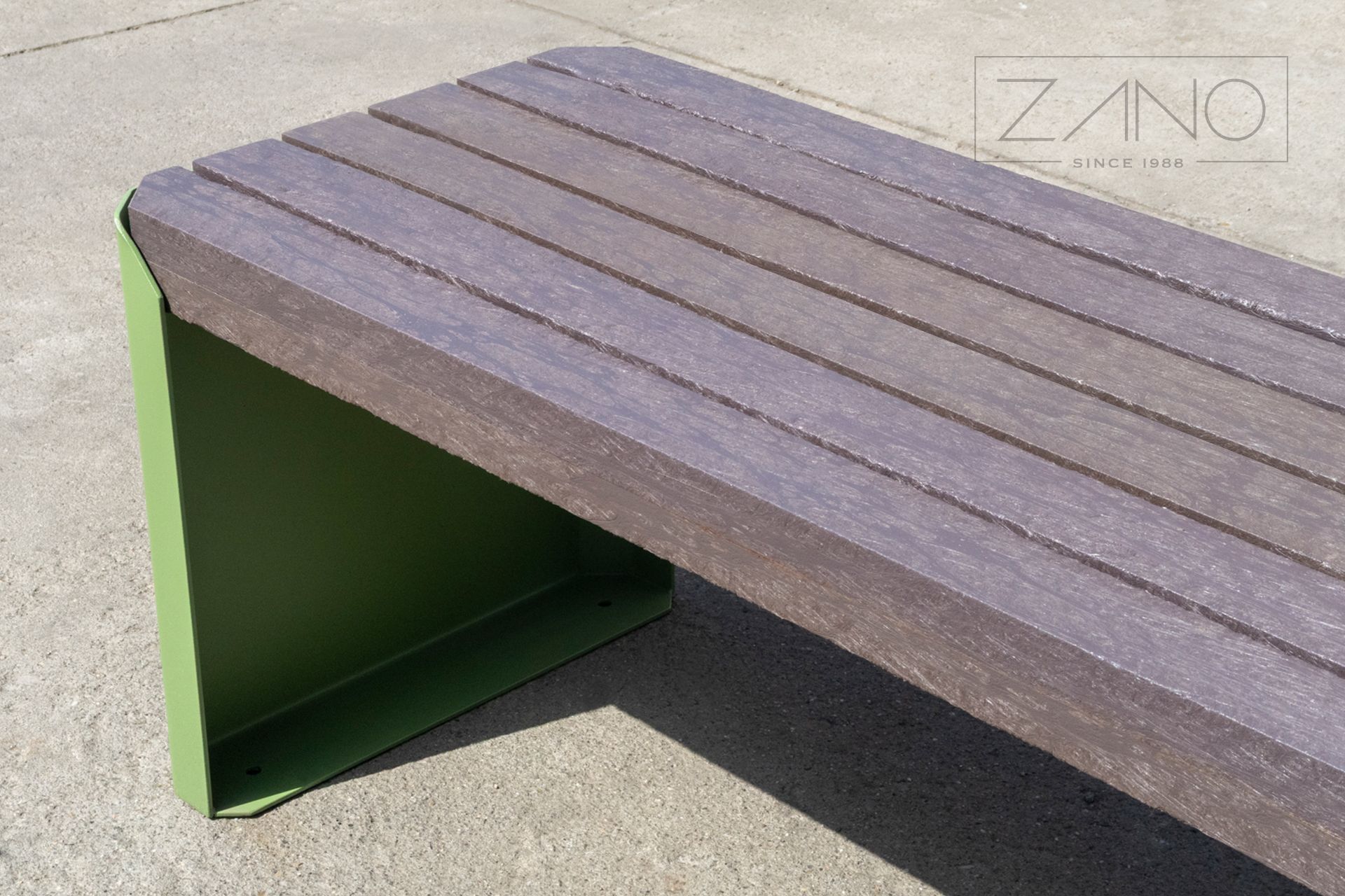 Urbane Bank mit Brettern aus recyceltem Kunststoff