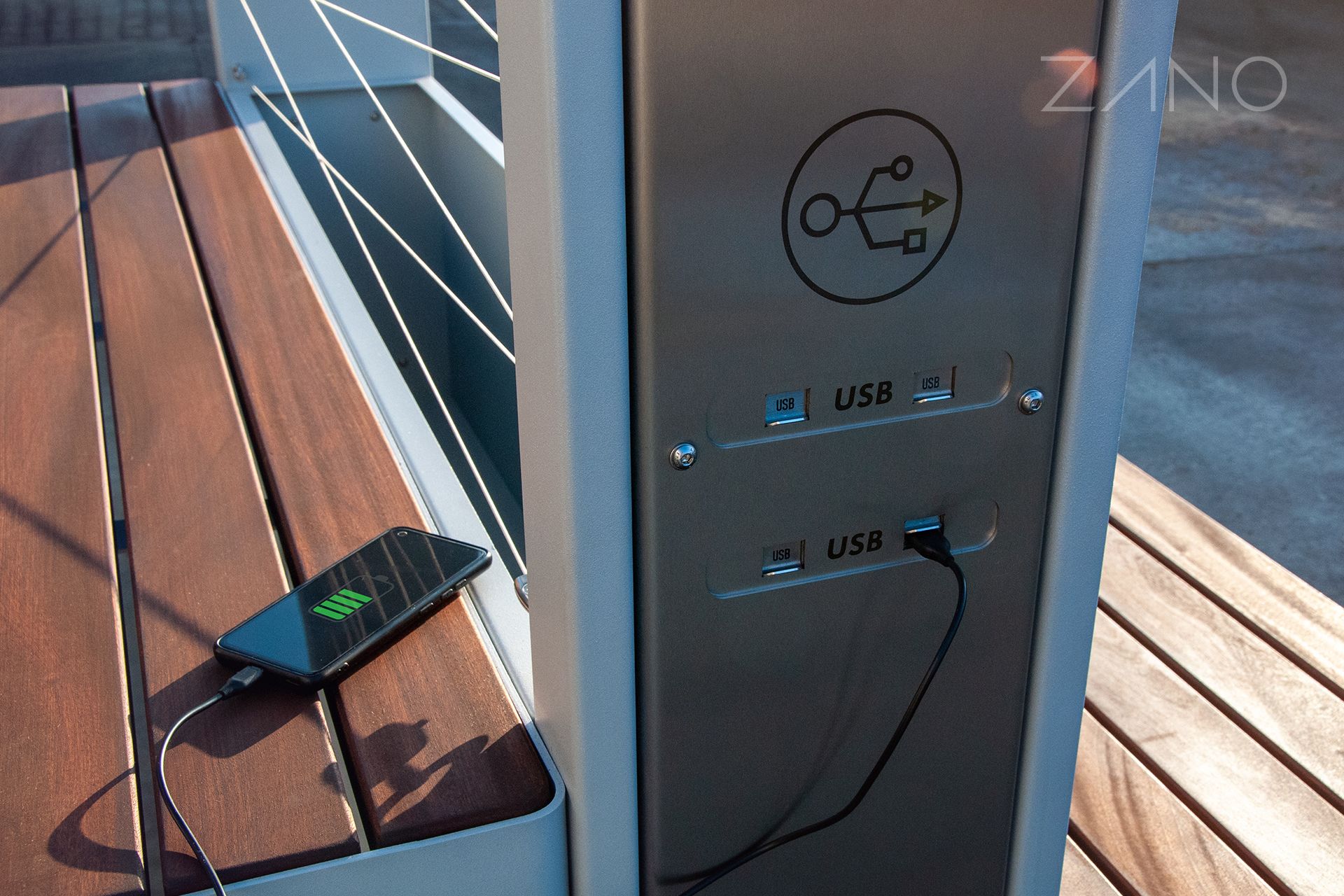 SCANDIK Solarstation zum Aufladen mobiler Geräte SCANDIK Solarstation zum Aufladen mobiler Geräte