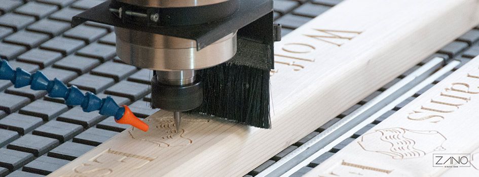 Die Verwendung der CNC Fräse erlaubt es uns Ihre Bestellung zu personalisieren. Die Fräsarbeiten beinhalten Muster, Namen oder Symbole in Holz.