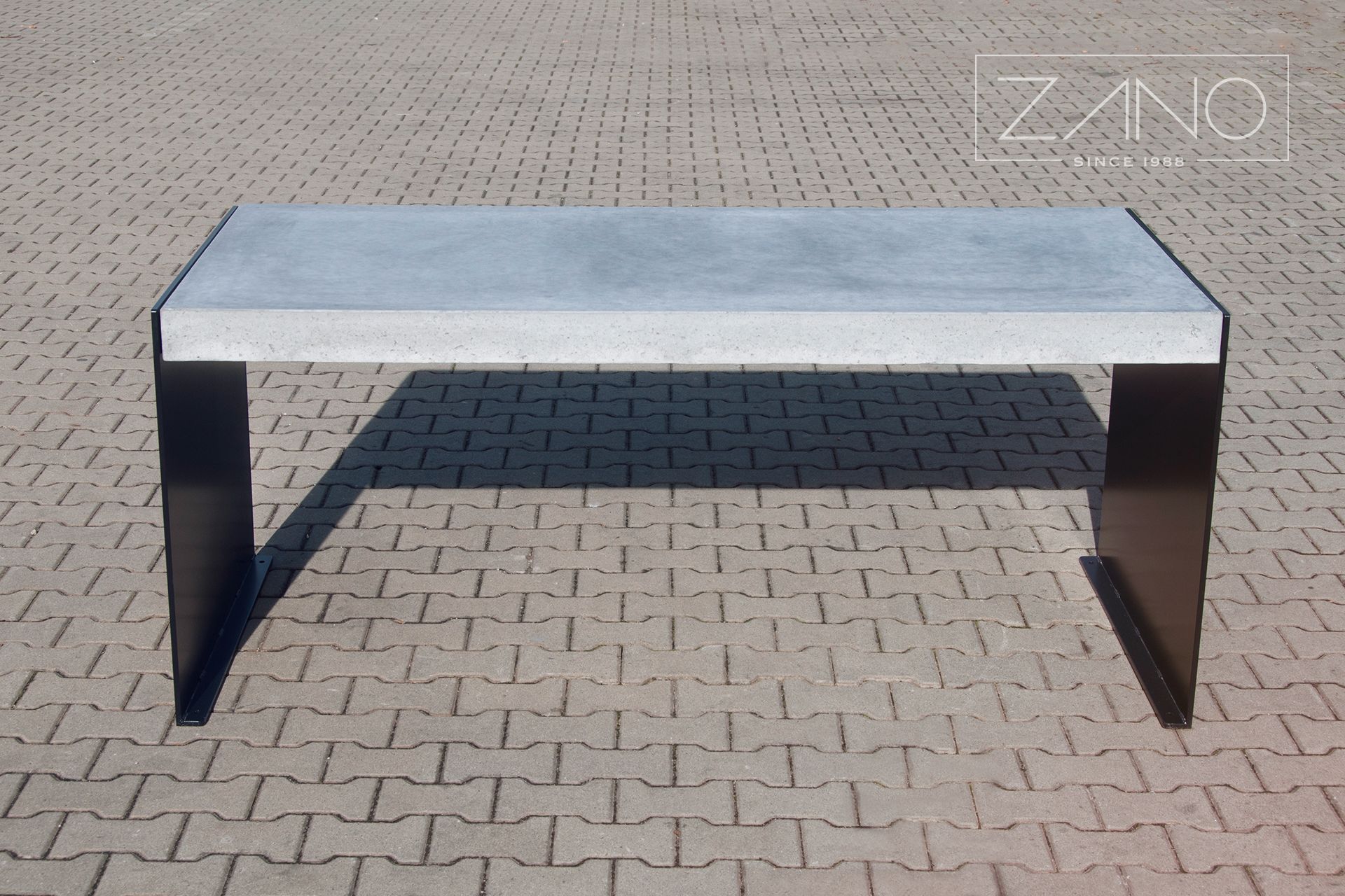 Tisch mit Betonplatte