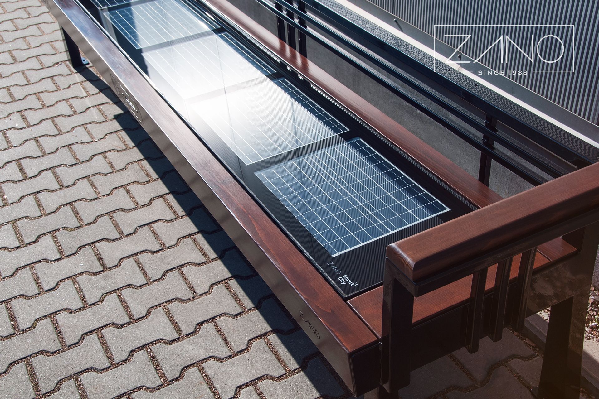 Sitzbank mit Solarpanels